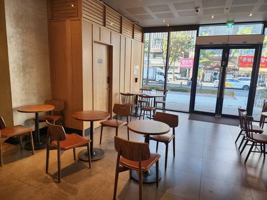 Starbucks Hwanghak Intersection — photo 5