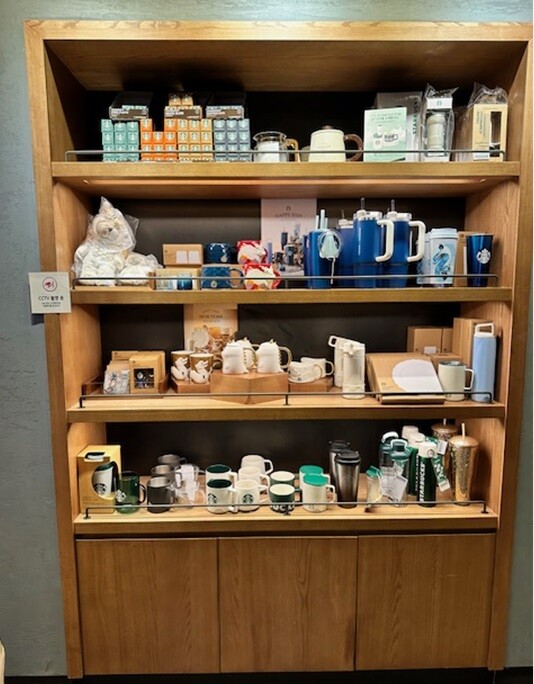 Starbucks Seolleungsehwa Building — photo 4