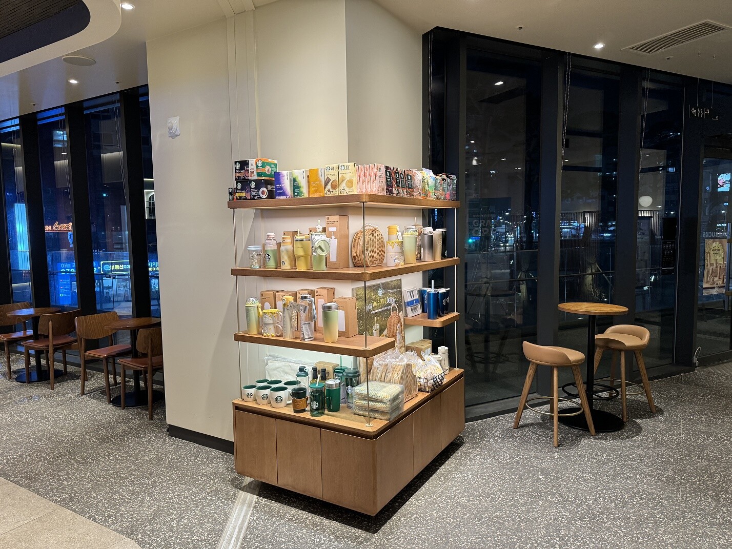 Starbucks Cheongnyangni Station Lotte Castle Sky — photo 3