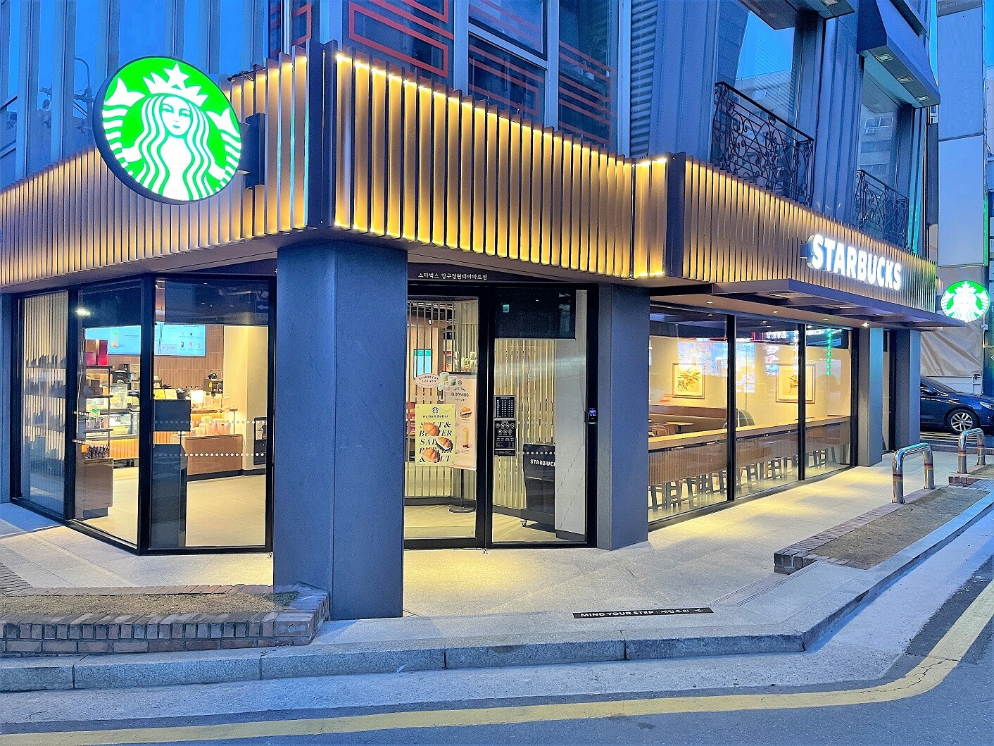 Starbucks Apgujeong Hyundai Apartments — photo 1