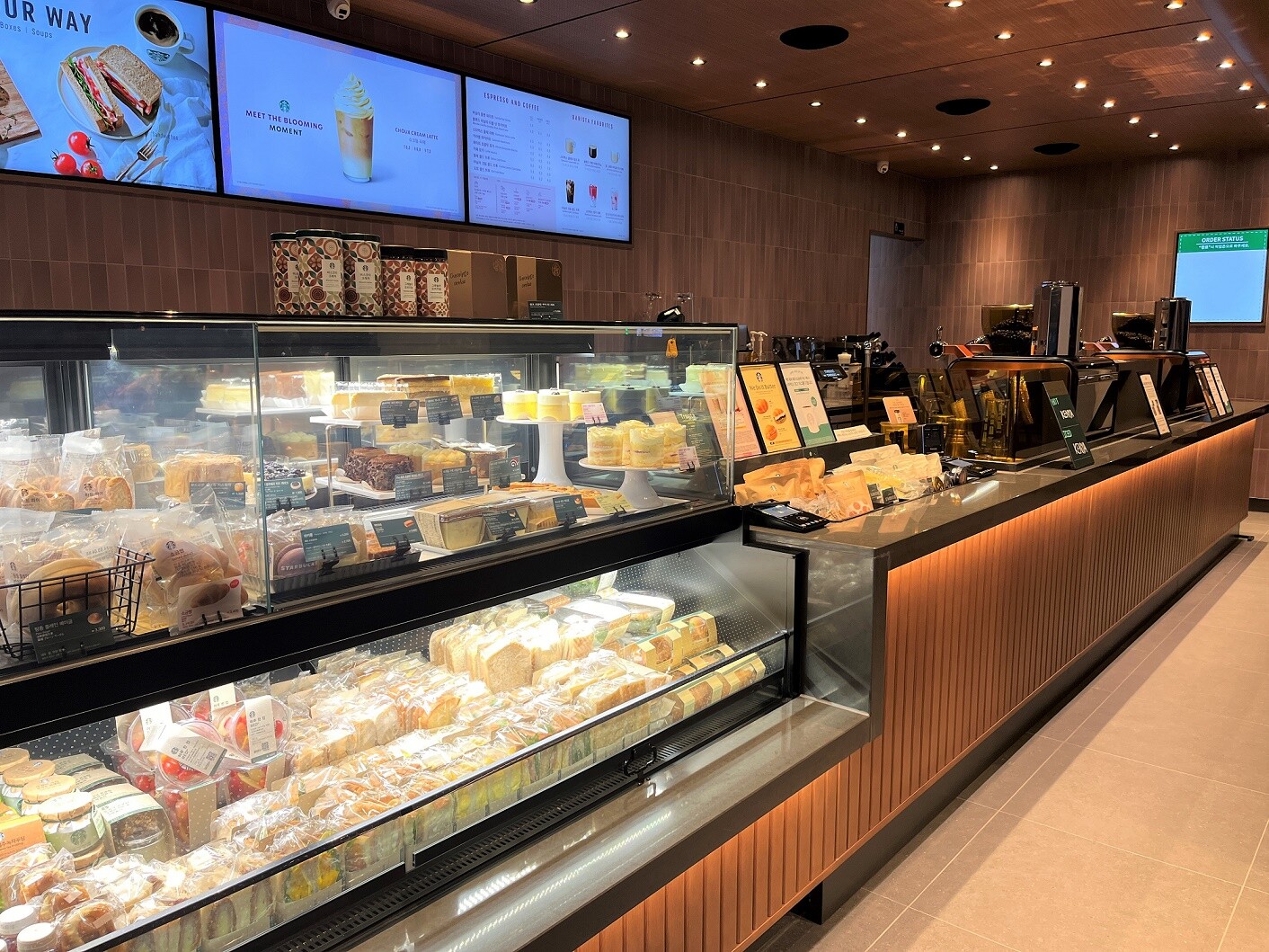 Starbucks Apgujeong Hyundai Apartments — photo 2