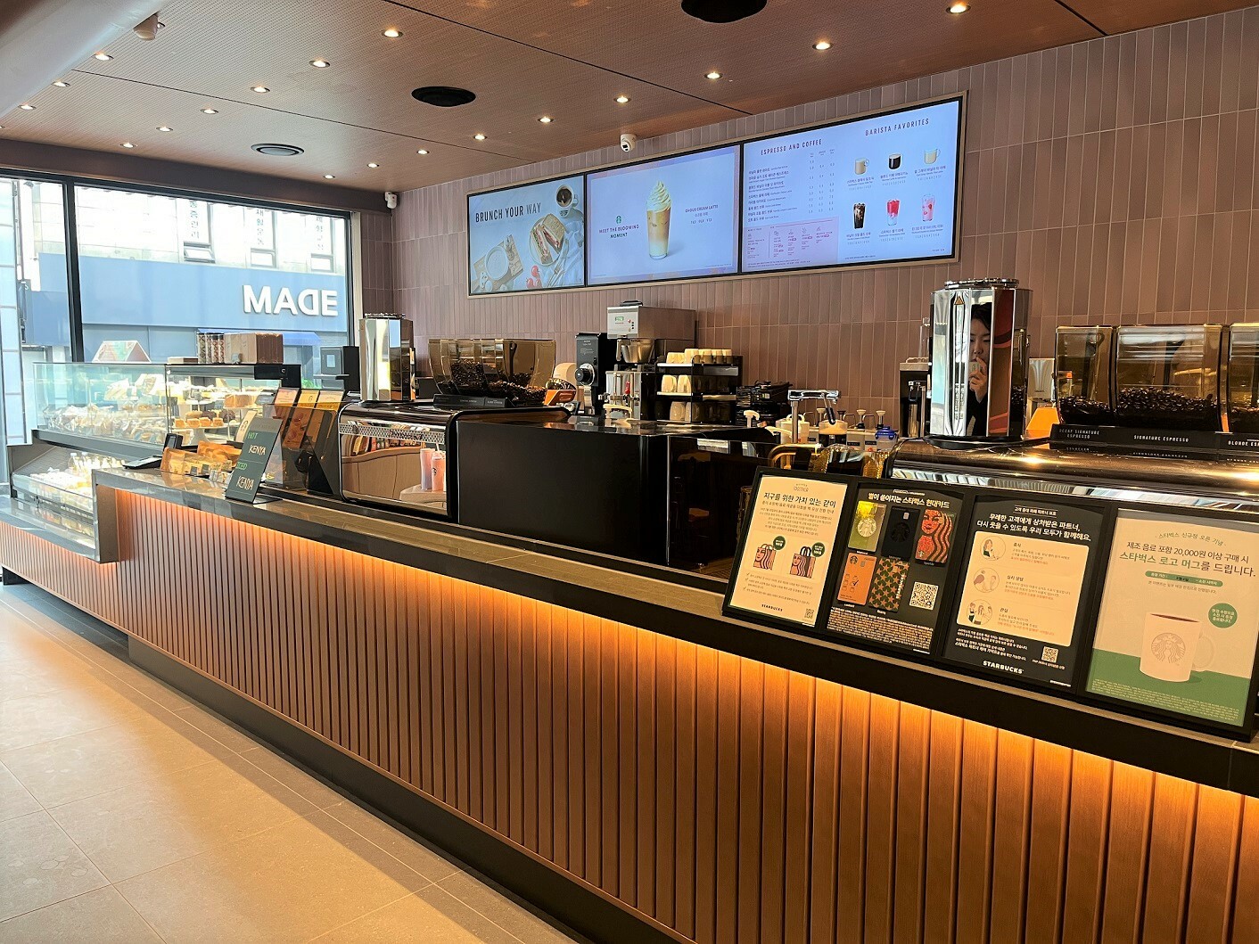 Starbucks Apgujeong Hyundai Apartments — photo 3
