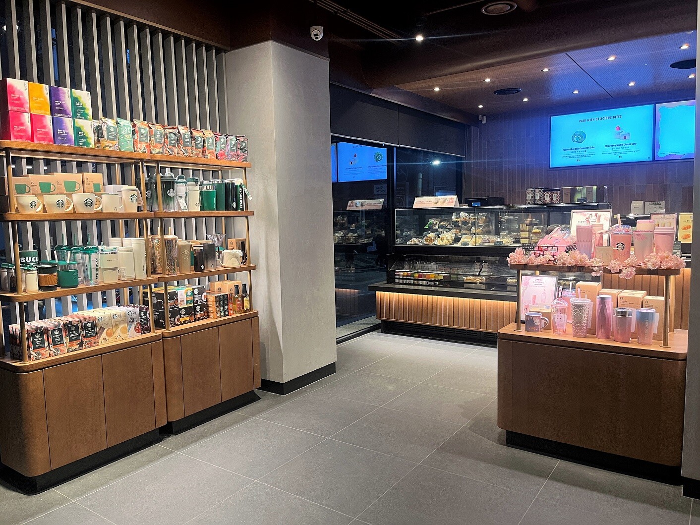 Starbucks Apgujeong Hyundai Apartments — photo 4