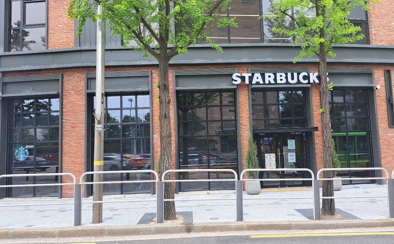 Starbucks Yeomchang Boulevard — photo 1