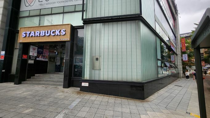 Starbucks Sungshin Womans Univ. Entrance Station — photo 1