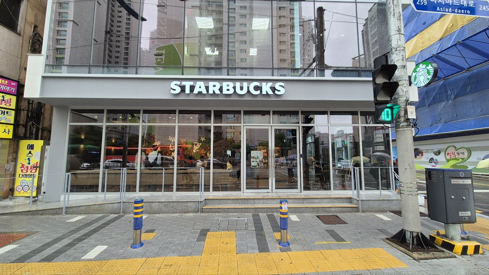 Starbucks Busan Minam Station — photo 1