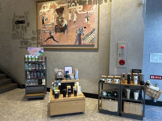 Starbucks Deungchon Station — photo 3