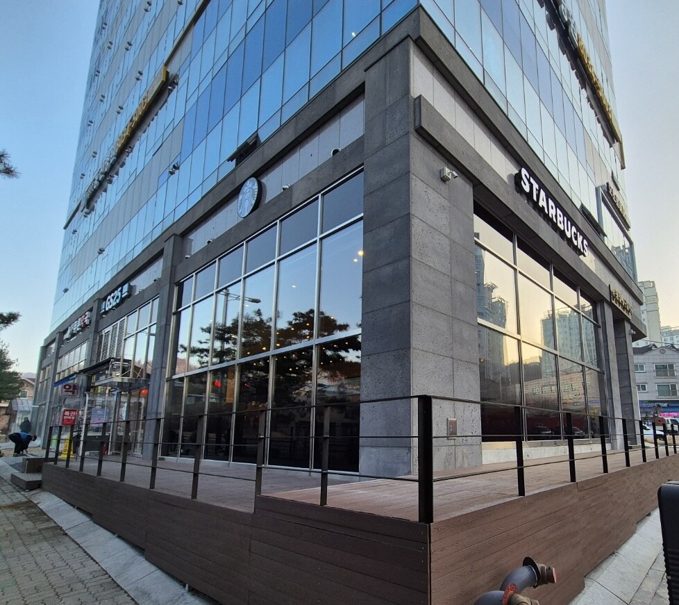Starbucks Jinjeop Station — photo 1