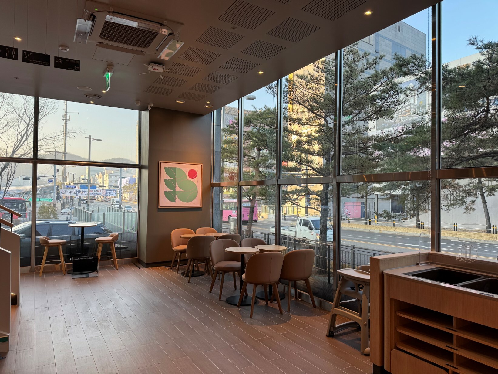 Starbucks Jinjeop Station — photo 3