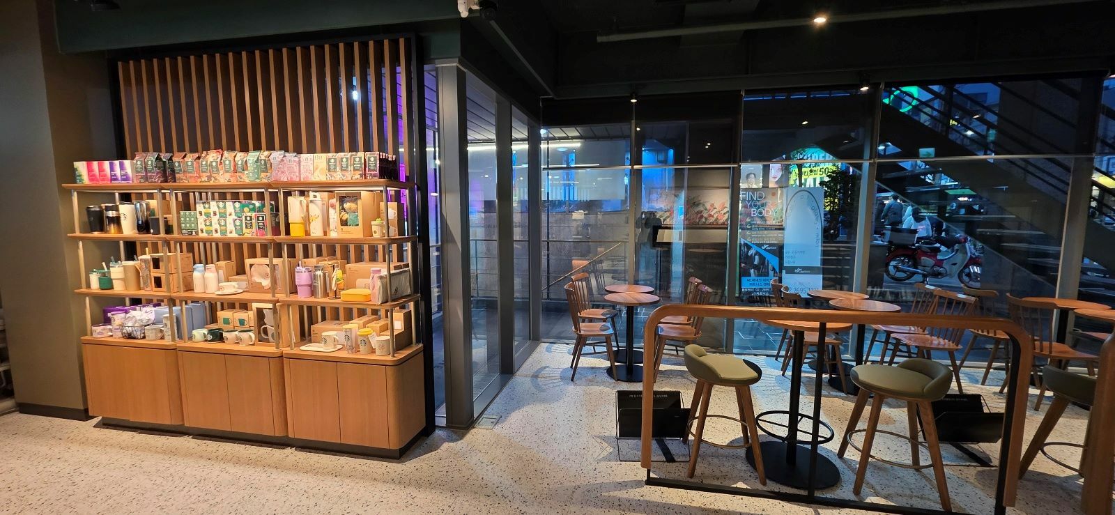 Starbucks Kkachisan Station — photo 3