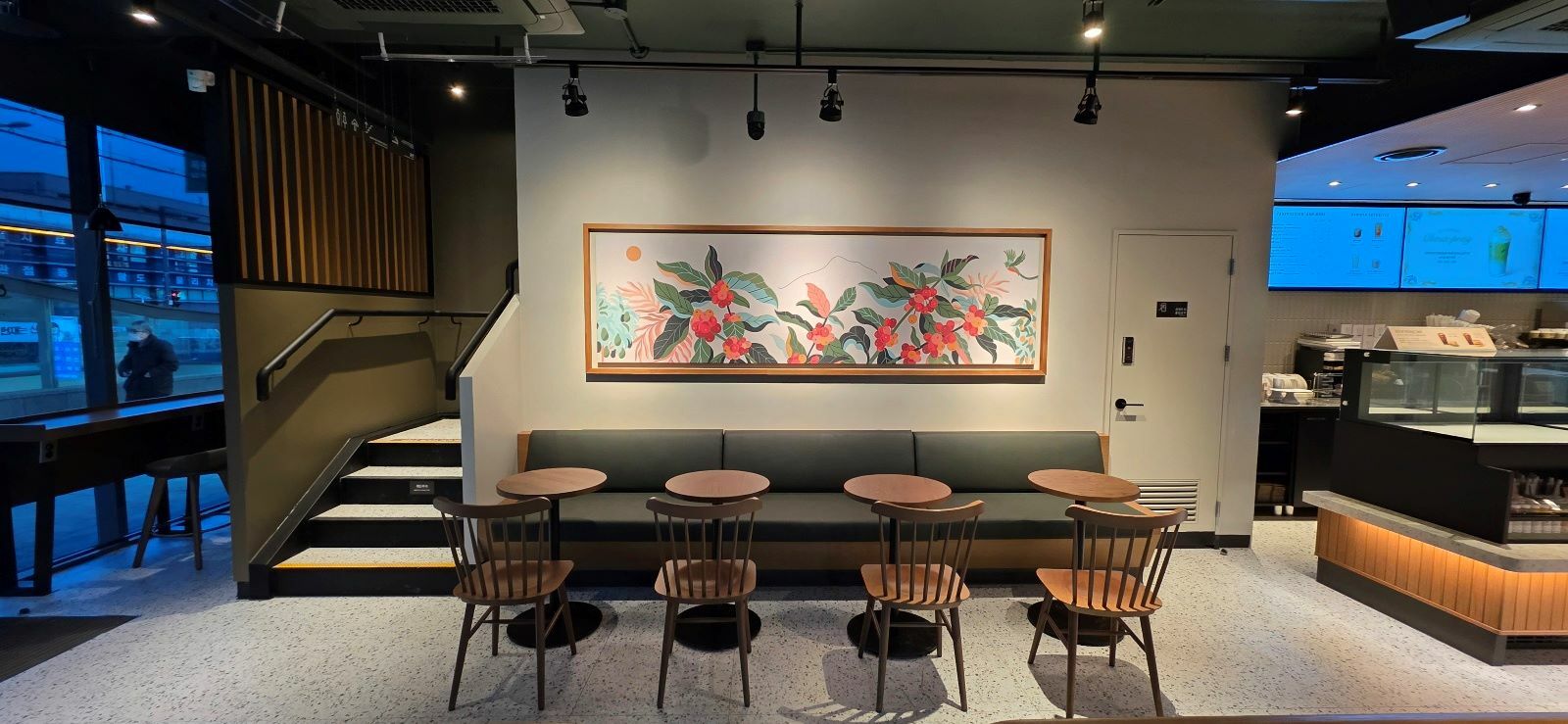 Starbucks Kkachisan Station — photo 2