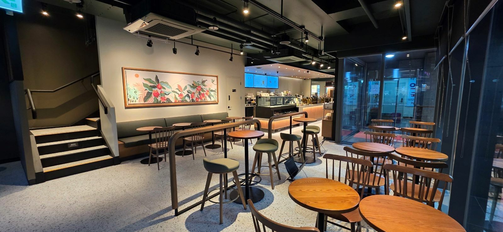 Starbucks Kkachisan Station — photo 4