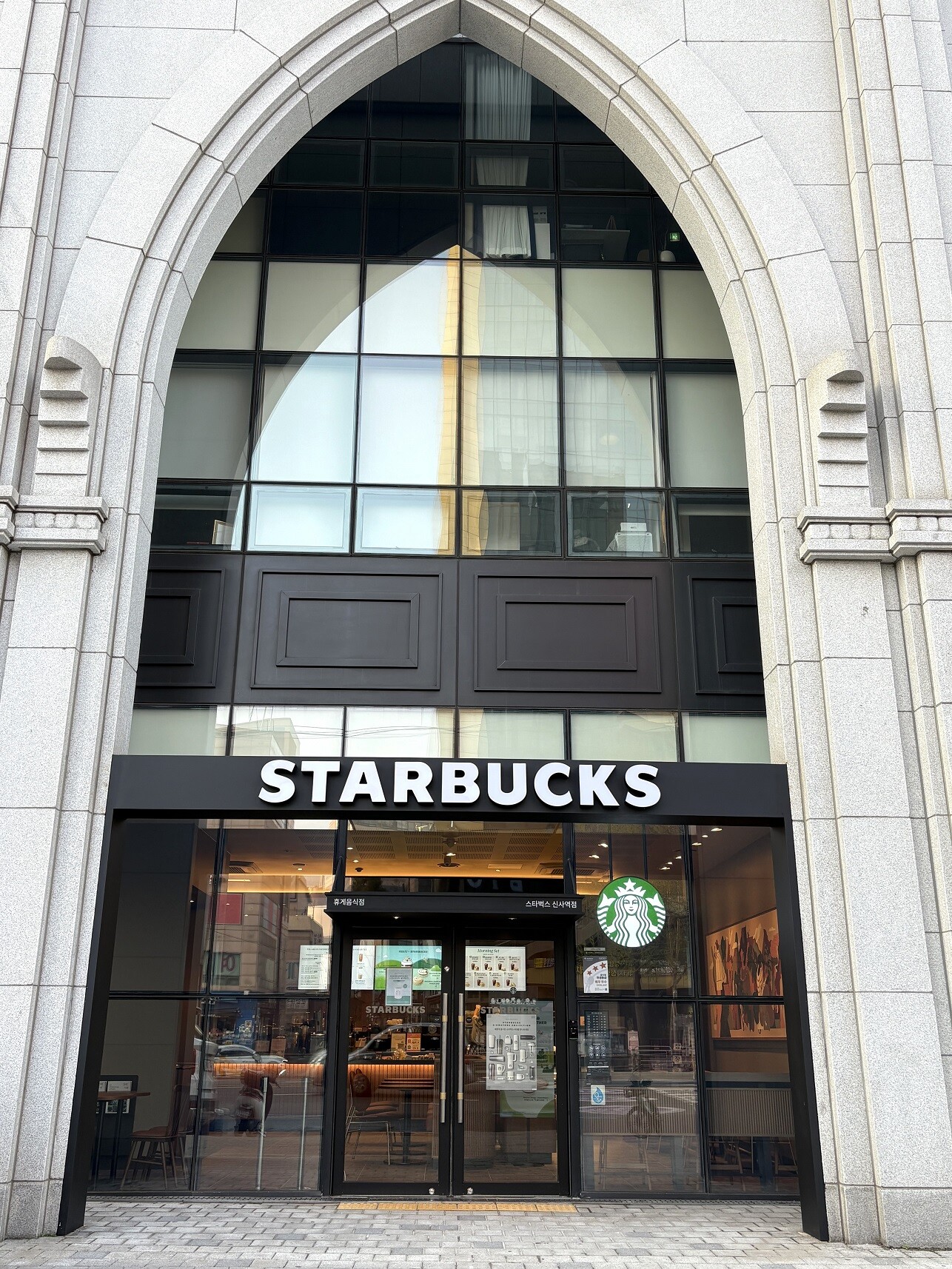 Starbucks Sinsa Station — photo 1