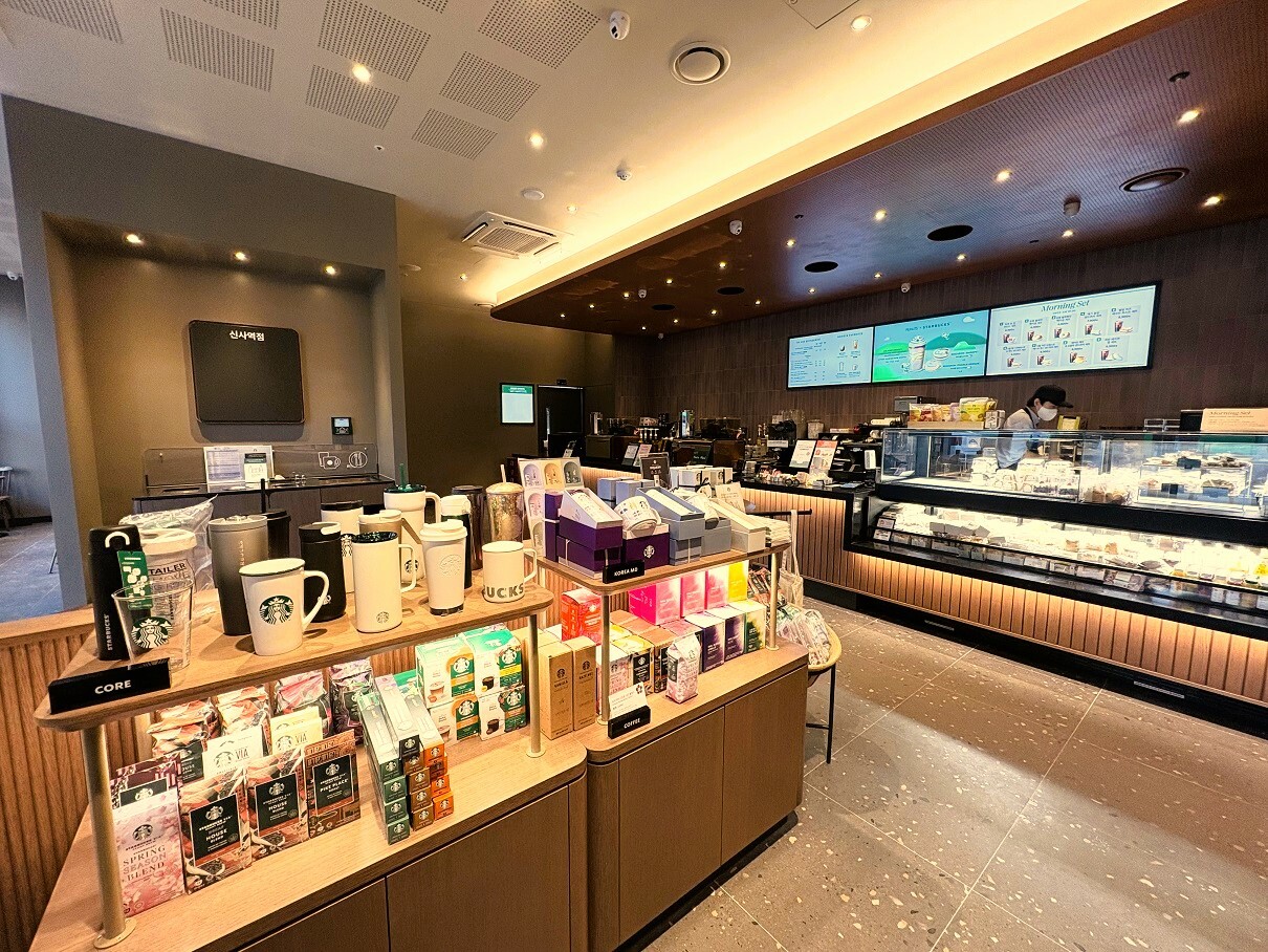 Starbucks Sinsa Station — photo 2