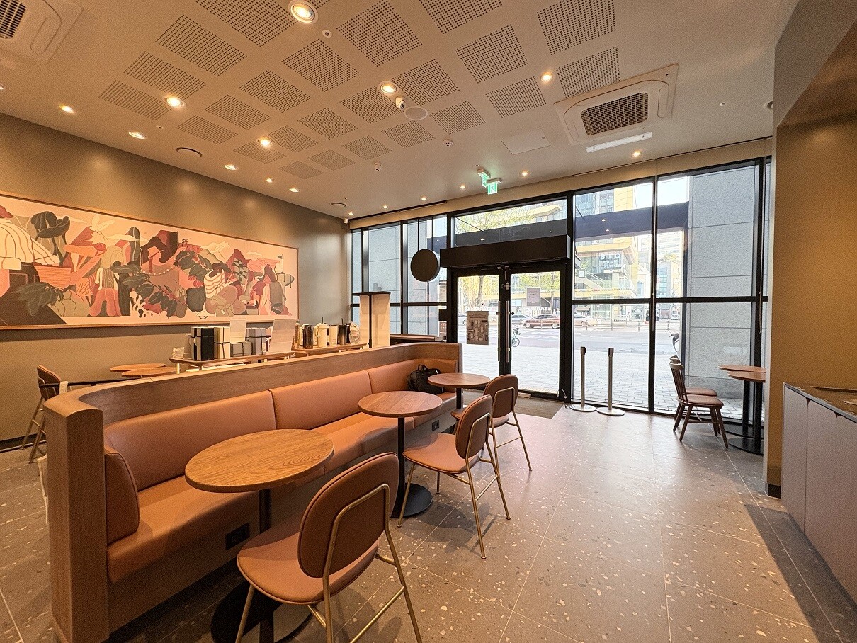 Starbucks Sinsa Station — photo 4