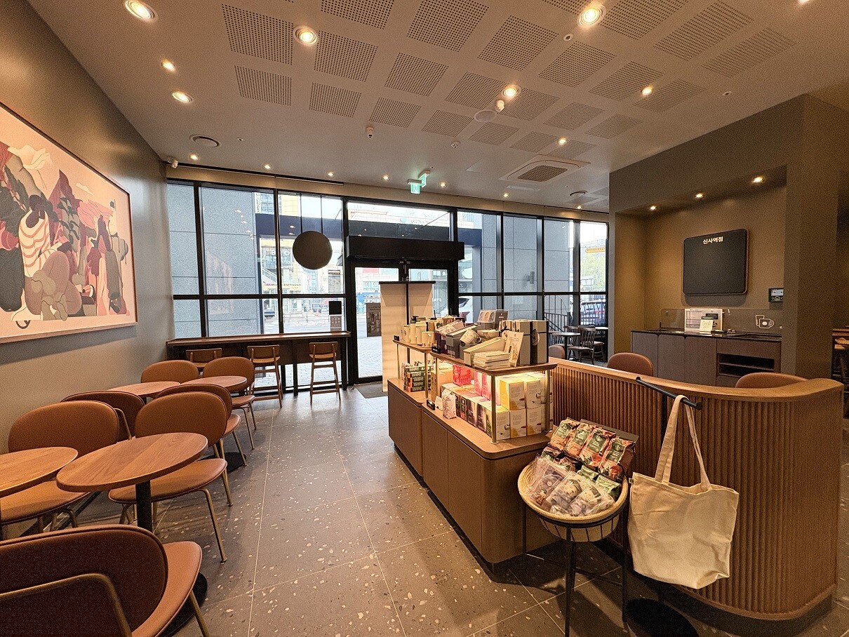 Starbucks Sinsa Station — photo 5