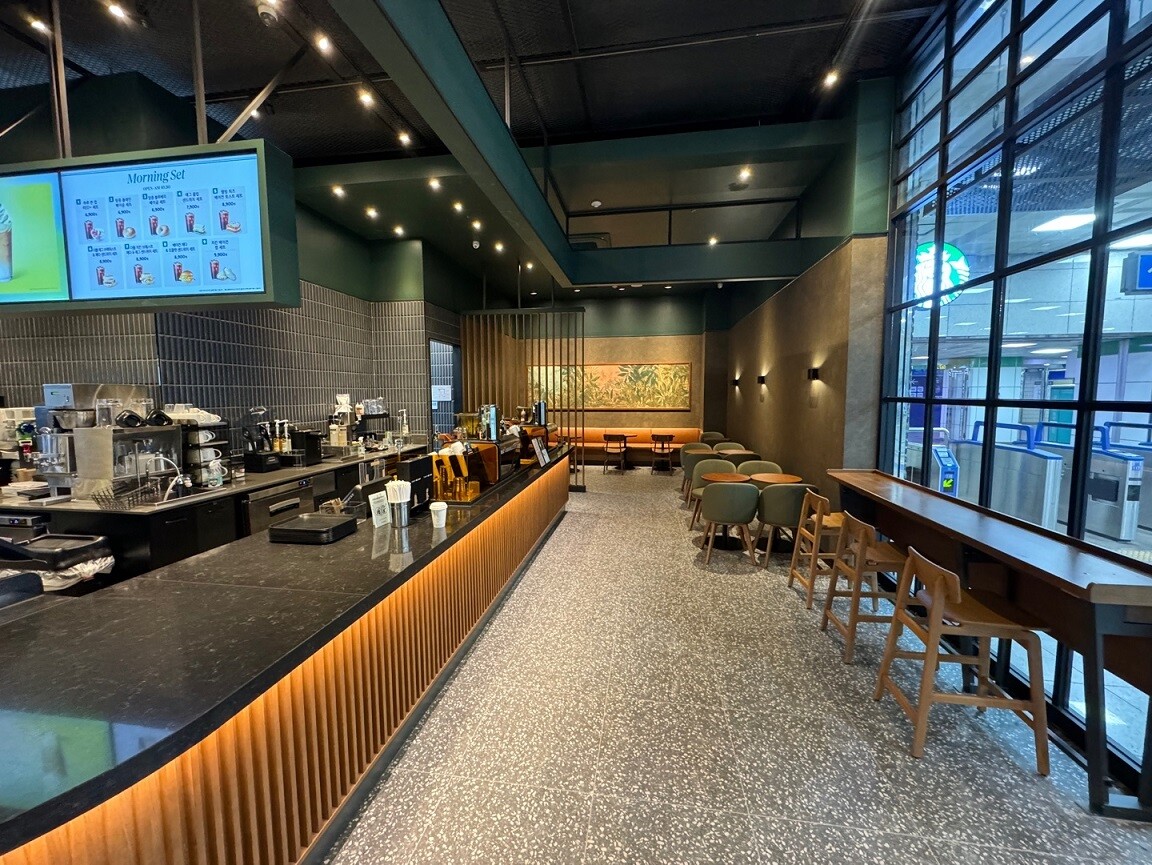 Starbucks Suwon YeokAK B1 — photo 3