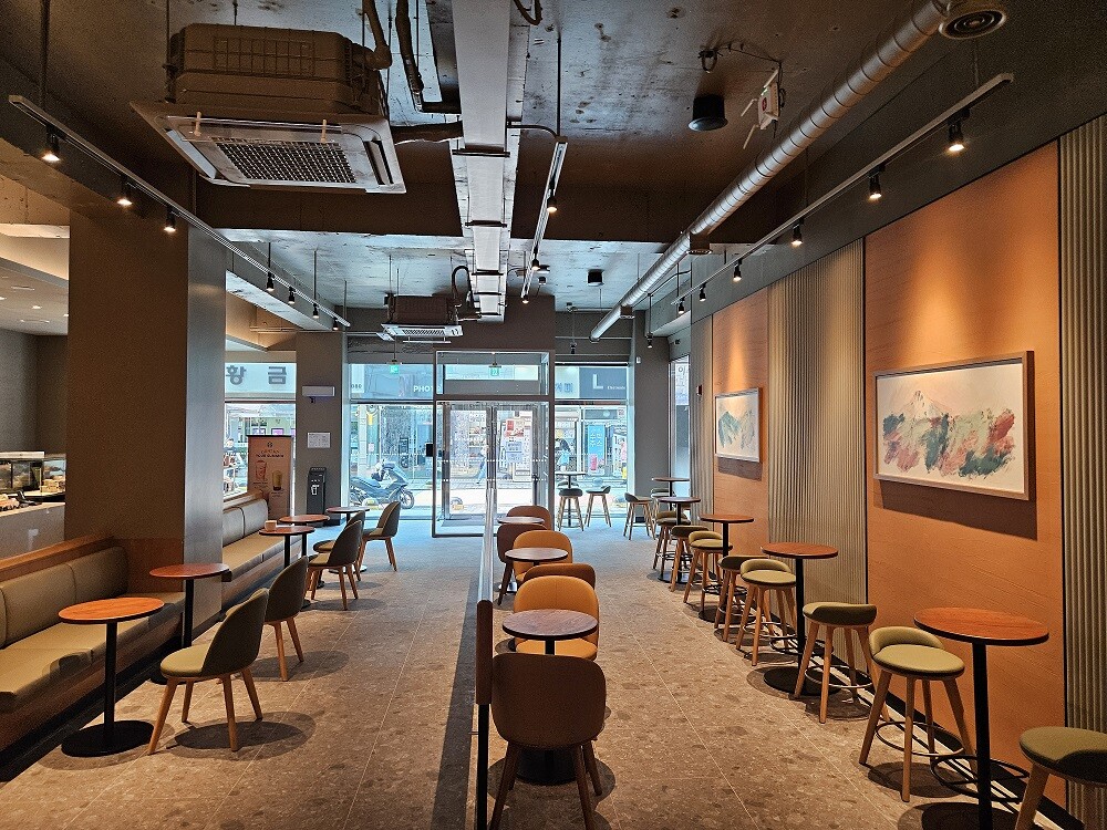 Starbucks Isu Station Exit 13 — photo 5