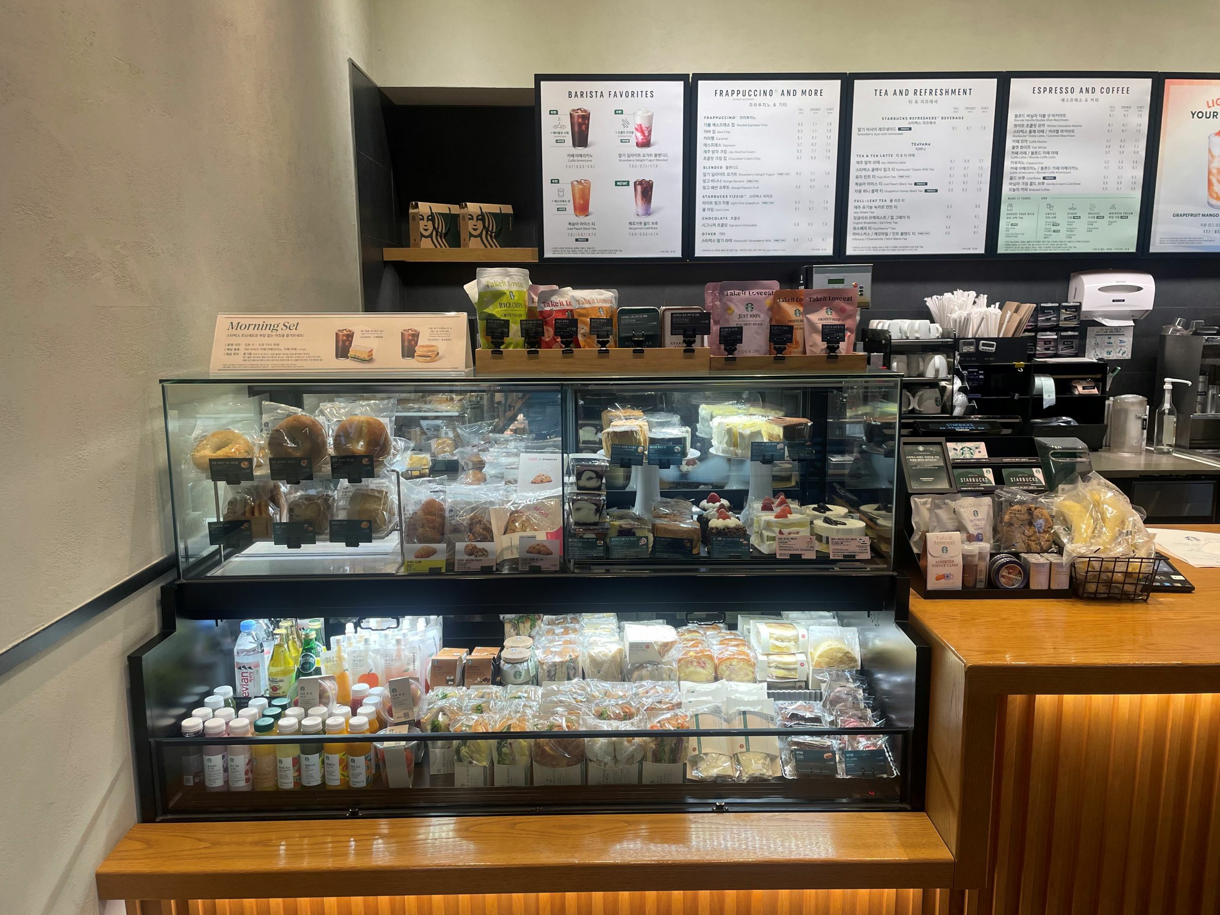 Starbucks Indeogwon Station — photo 4