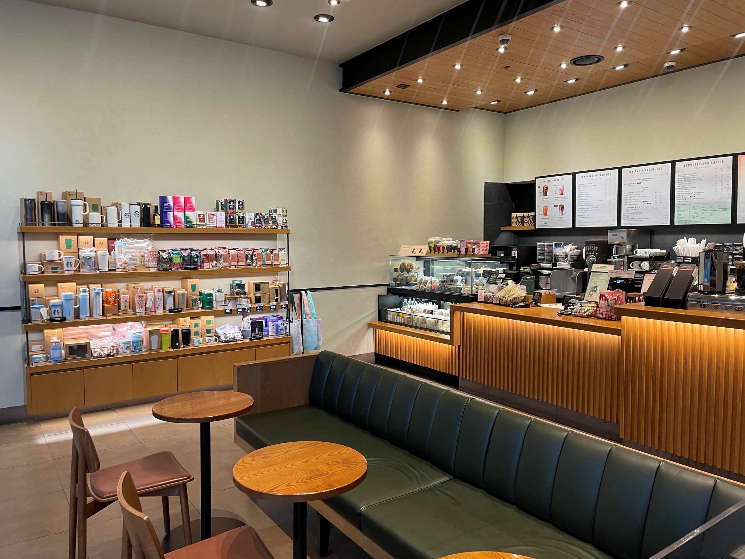 Starbucks Indeogwon Station — photo 5