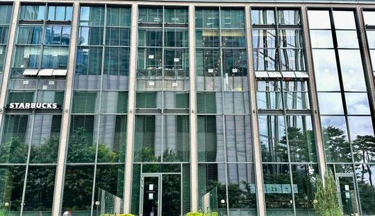 Starbucks Yeouido Wonsentineol — photo 1