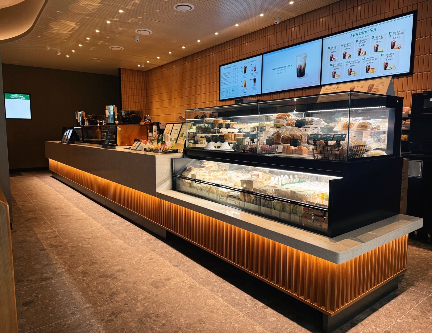 Starbucks Isu Station Exit 13 — photo 3