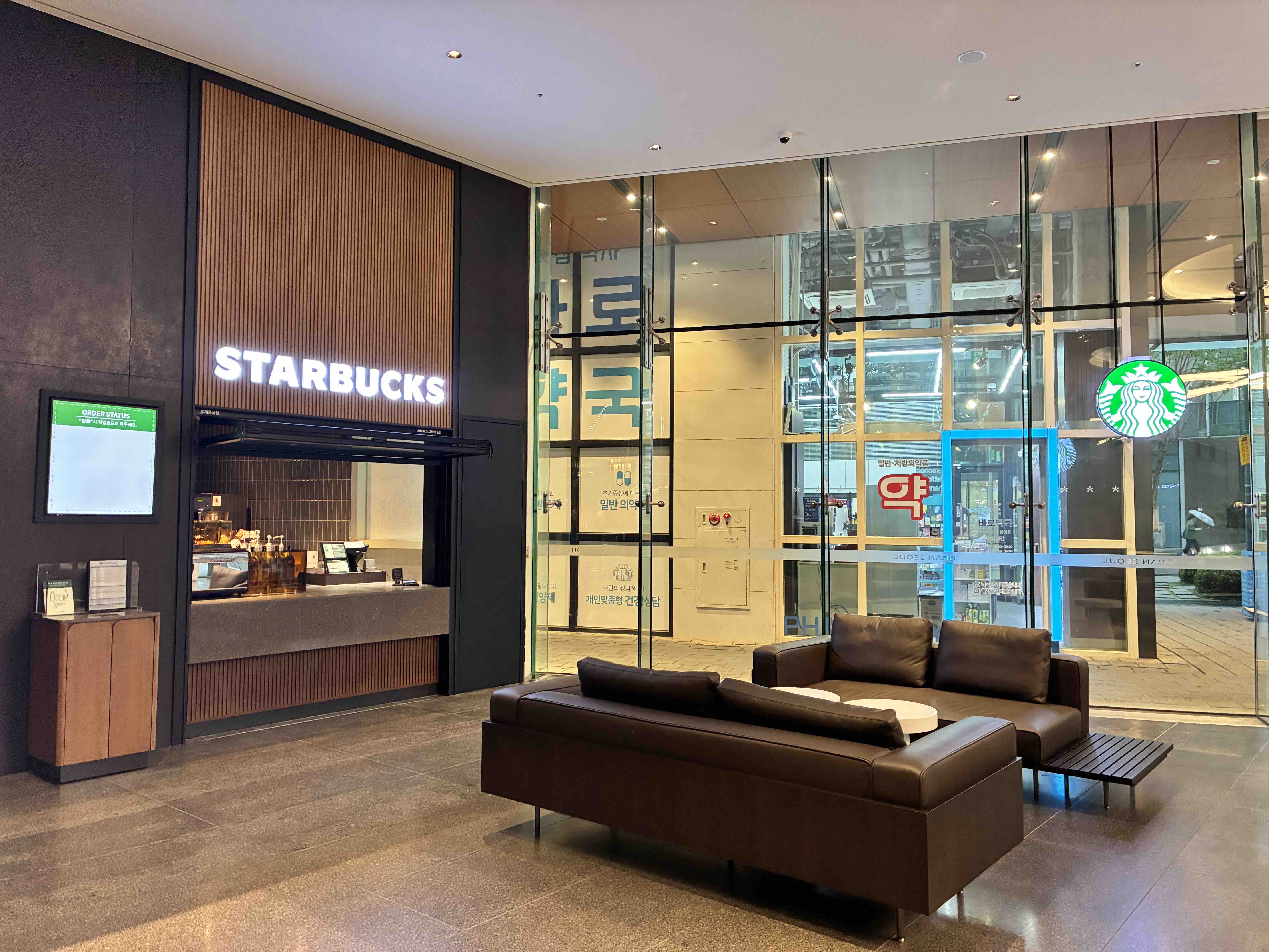 Starbucks Grand Seoul — photo 2