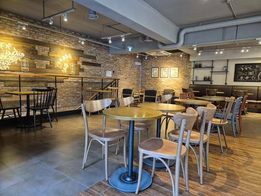 Starbucks Sinchon Five-way Intersection — photo 5