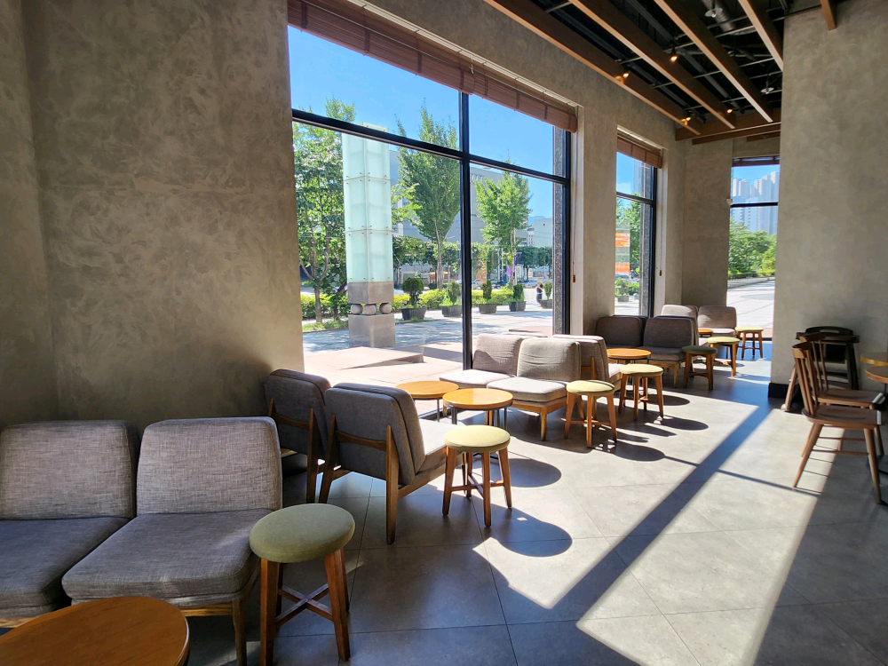 Starbucks Daegu Jukjeon Station — photo 5