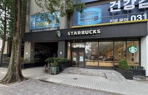 Starbucks Yatap Station Intersection — photo 1