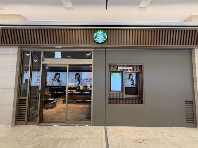 Starbucks Yeouido IFCmol(L2)STREET — photo 1
