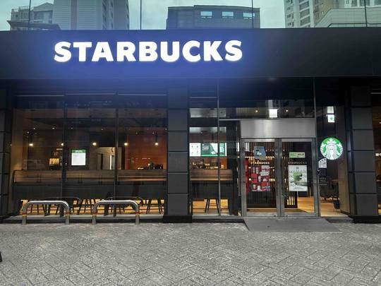 Starbucks Sangdo Boulevard — photo 1