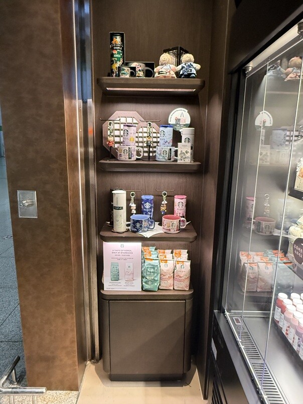 Starbucks Incheon Airport T1 Air 3F — photo 2