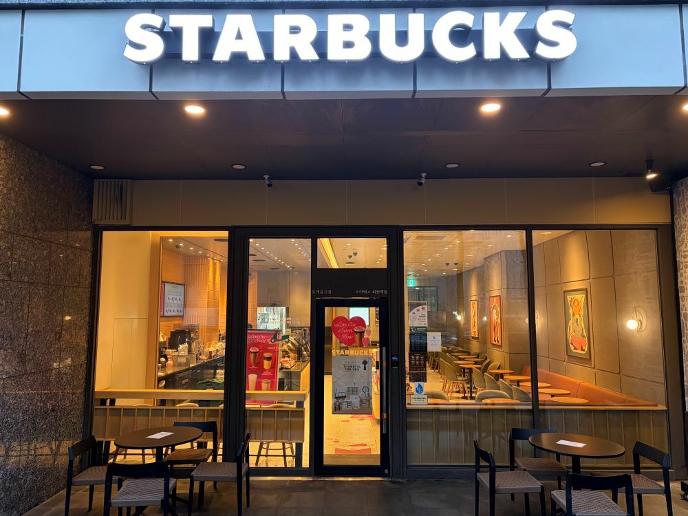 Starbucks Hoehyeon Station — photo 1