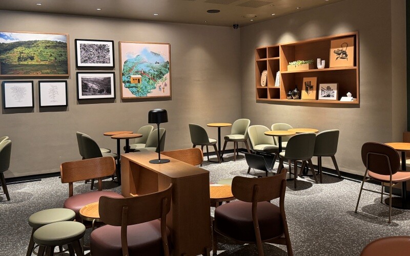 Starbucks Sinjeong Intersection Station Exit 1 — photo 4