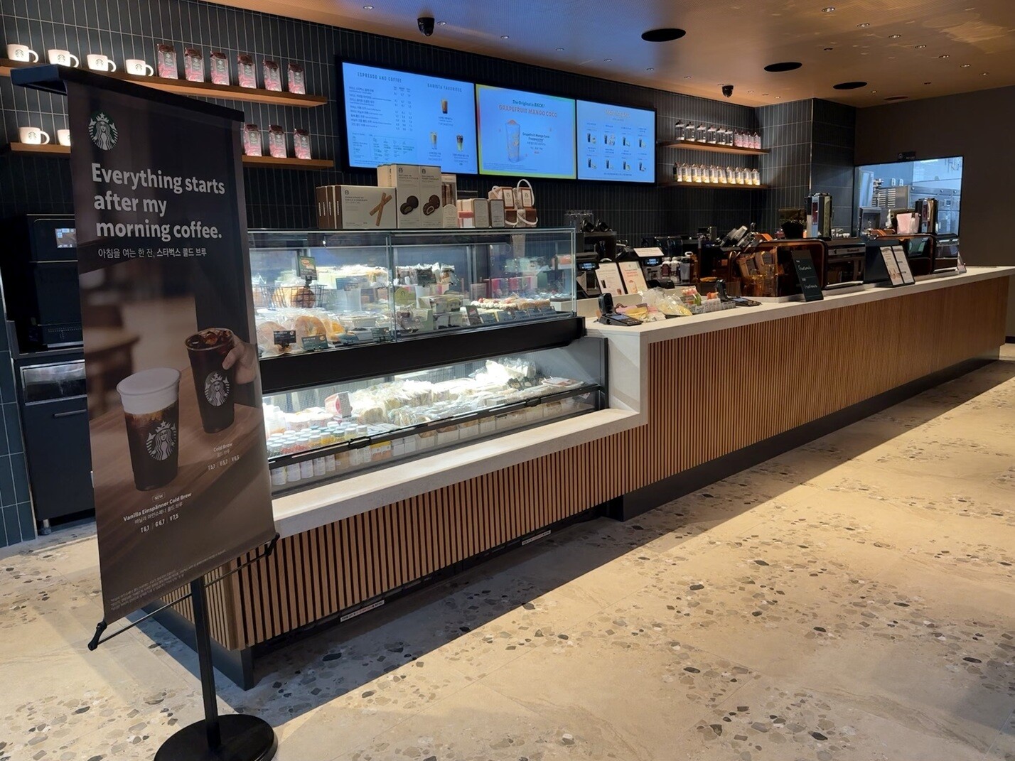 Starbucks Wangsimni Station Building 3F — photo 2
