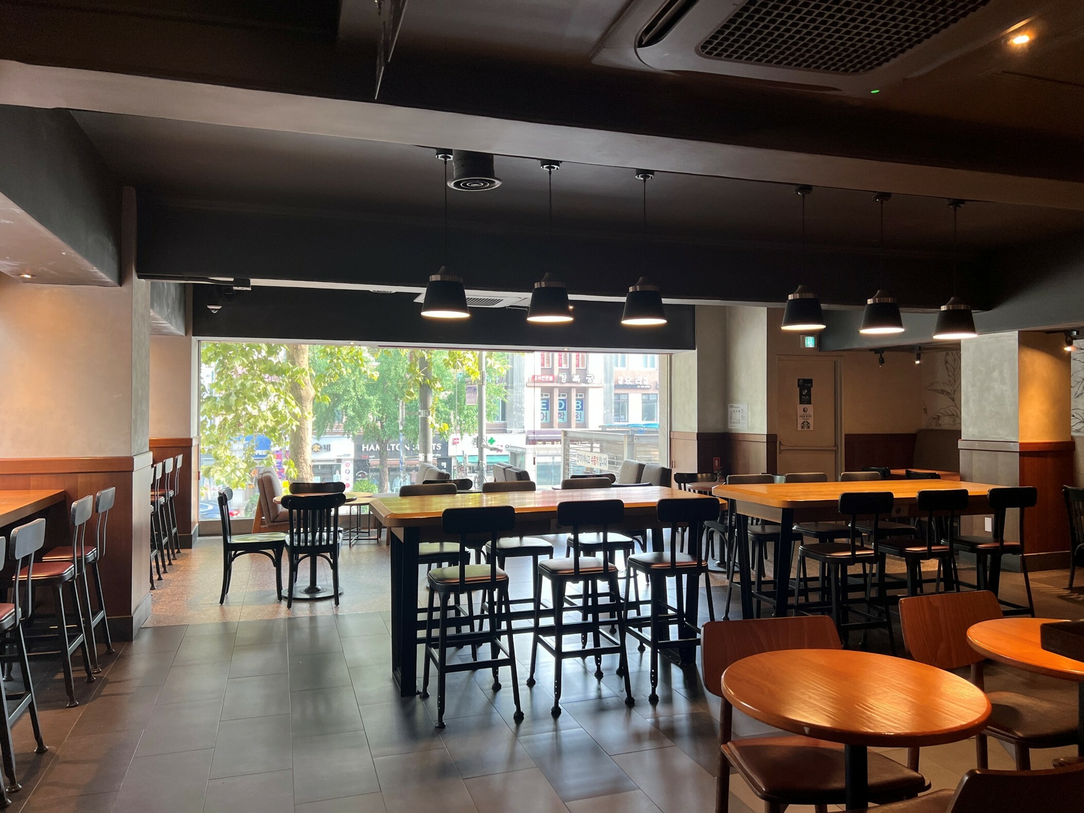 Starbucks Jonggak — photo 4