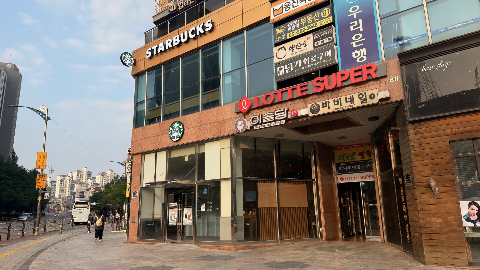 Starbucks Suwon Mangpo Station — photo 1